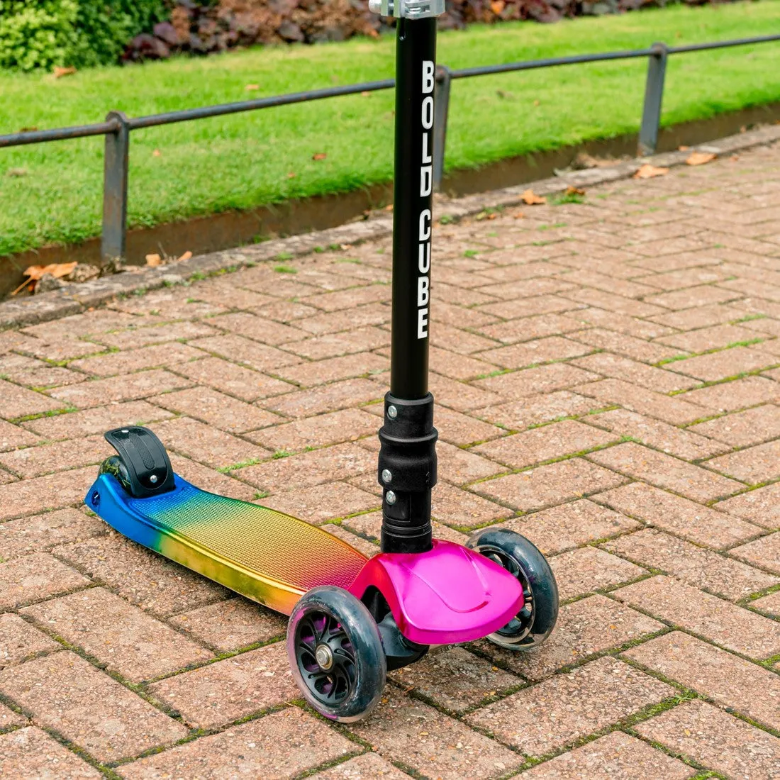 BOLD CUBE Big 3 Wheel Scooters - Assortierte Farben